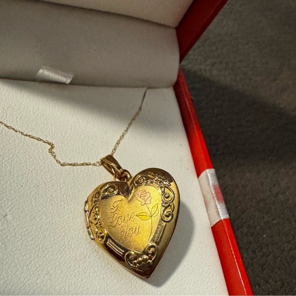 Macy's 14kt Gold Heart Locket Necklace - Picture 2 of 5